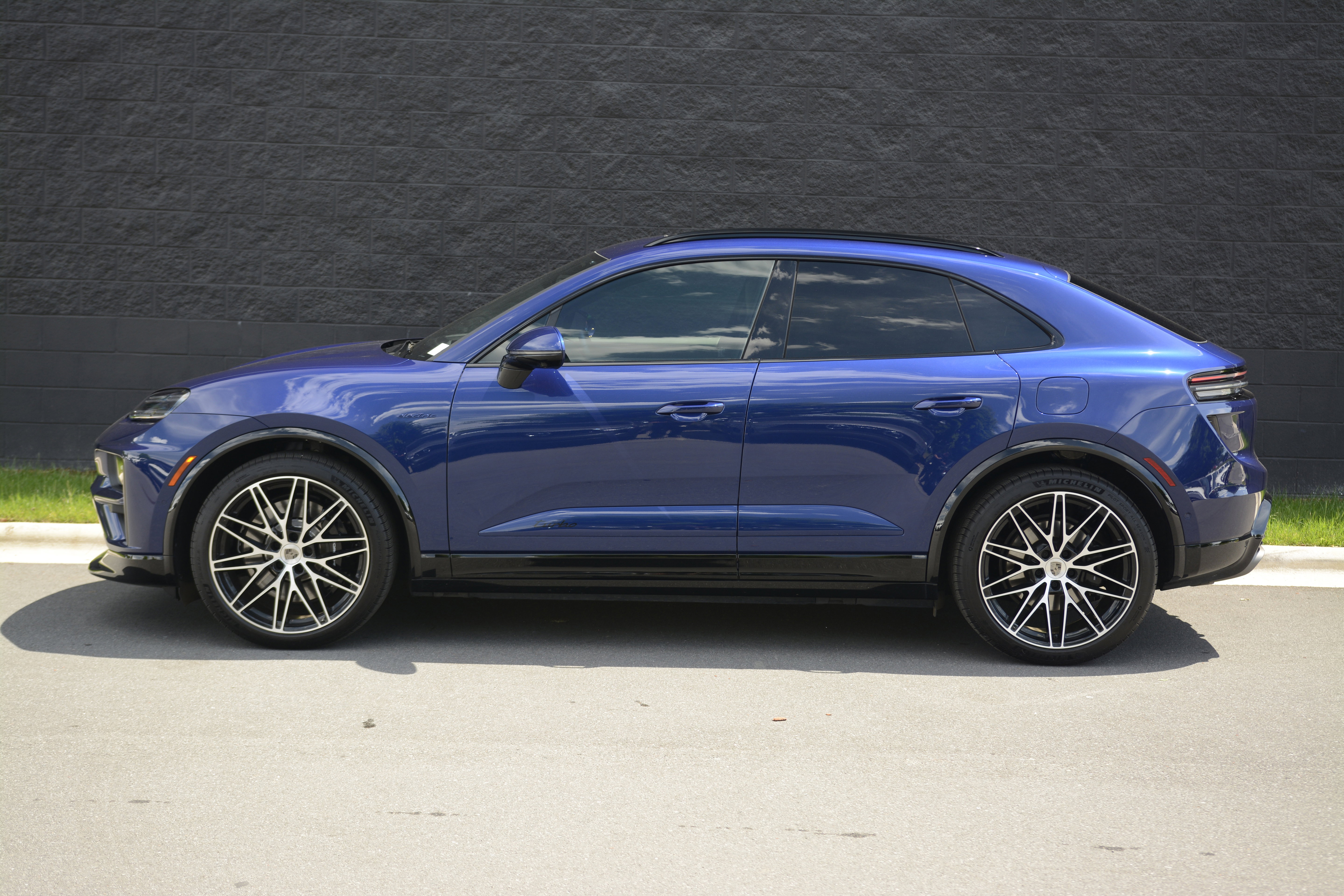 Certified 2025 Porsche Macan Turbo Electric AWD/4WD image 2