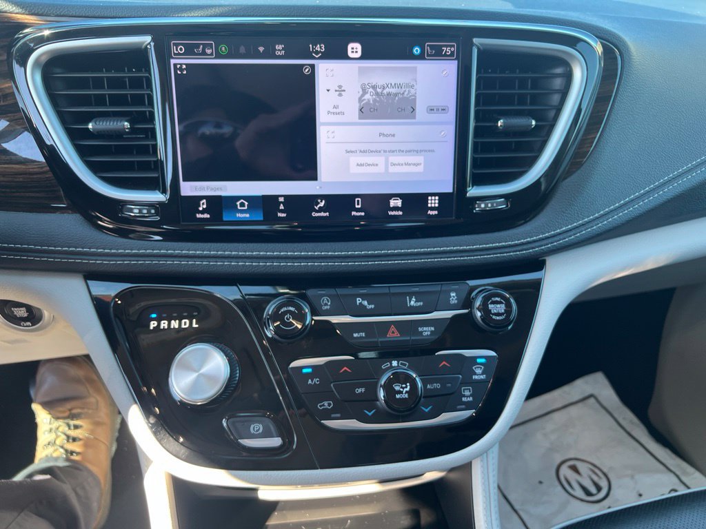 Used 2023 Chrysler Pacifica Limited w/ Uconnect Theater Family Group FWD image 8