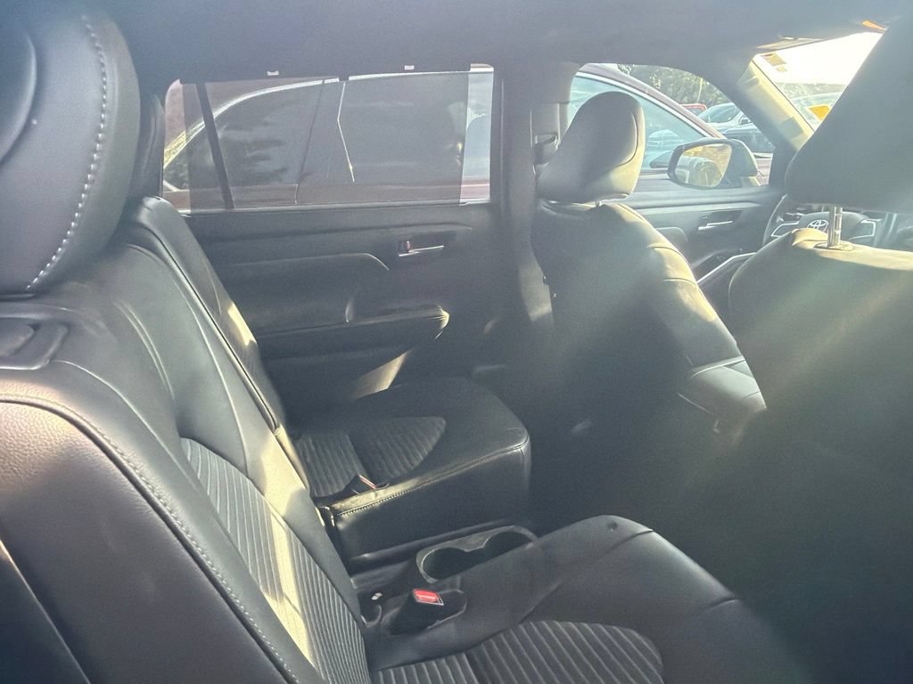 Used 2023 Toyota Highlander XSE FWD image 4