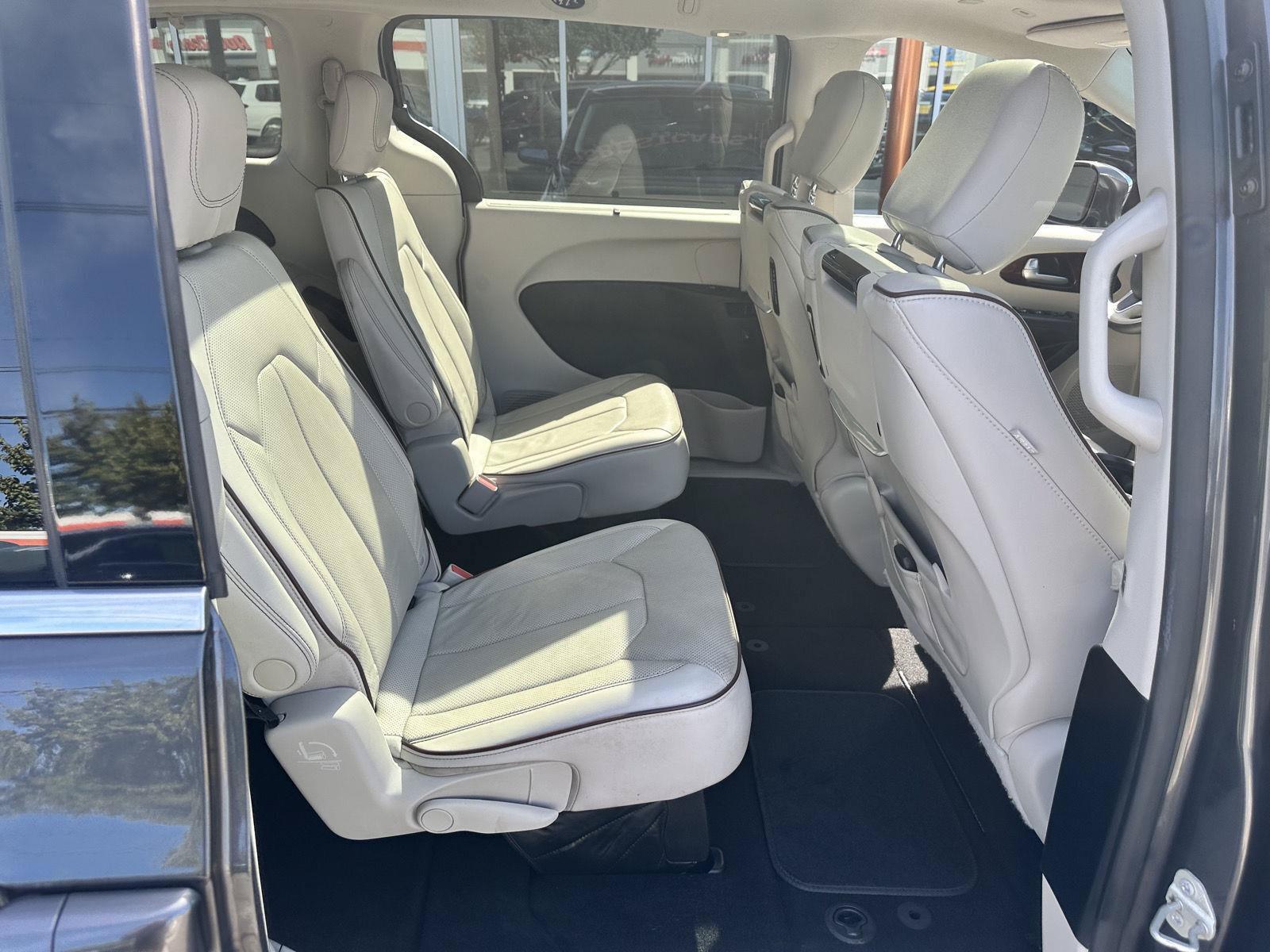 Used 2018 Chrysler Pacifica Limited w/ Tire & Wheel Group FWD image 13