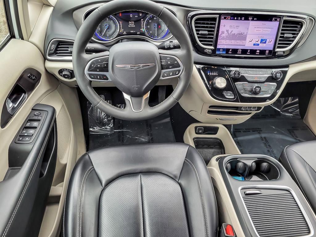Used 2023 Chrysler Pacifica Touring-L image 11