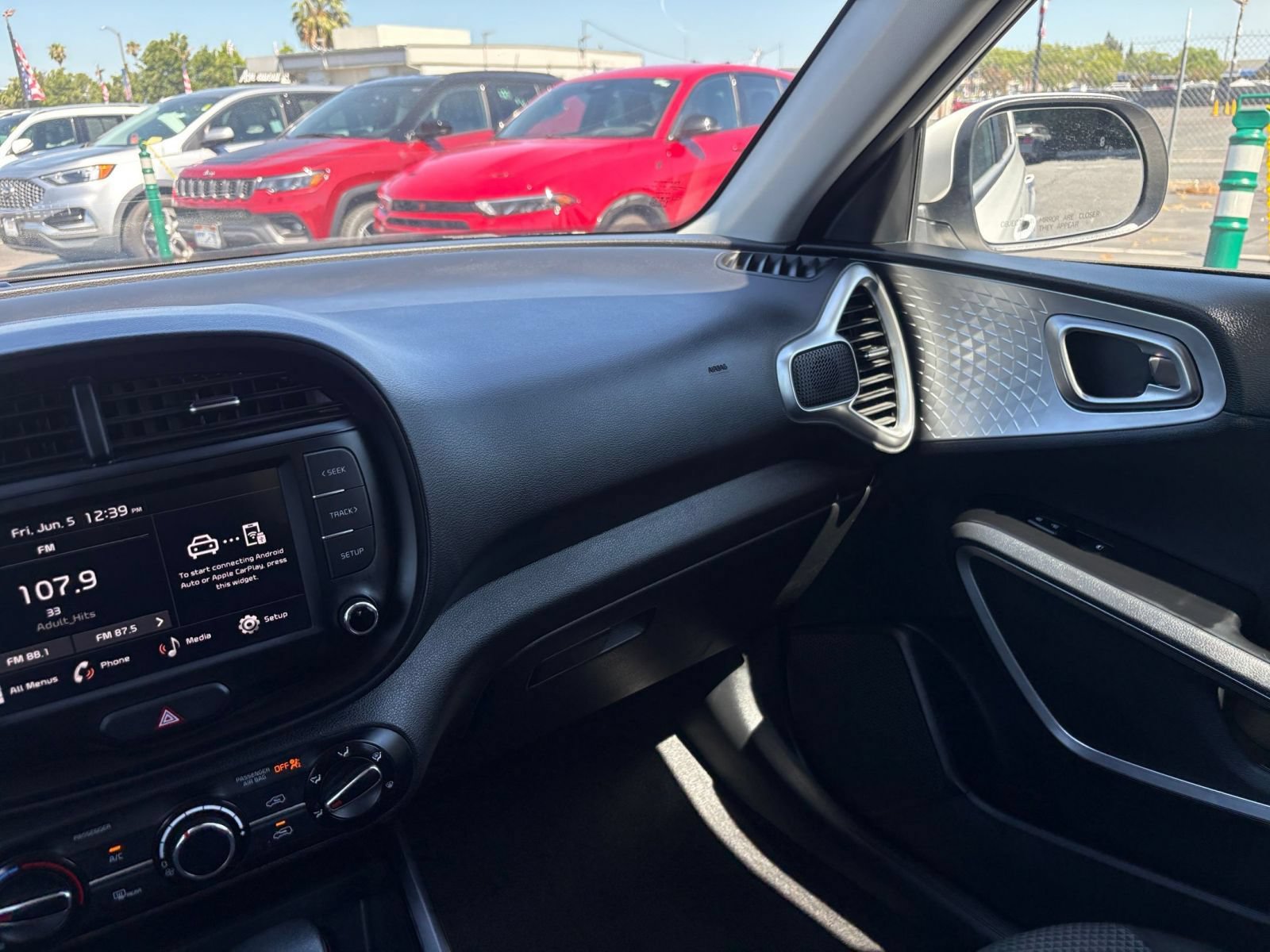 Used 2025 Kia Soul LX w/ LX Technology Package FWD image 33