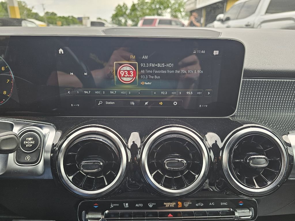 Used 2020 Mercedes-Benz GLB 250 4MATIC w/ Premium Package image 23