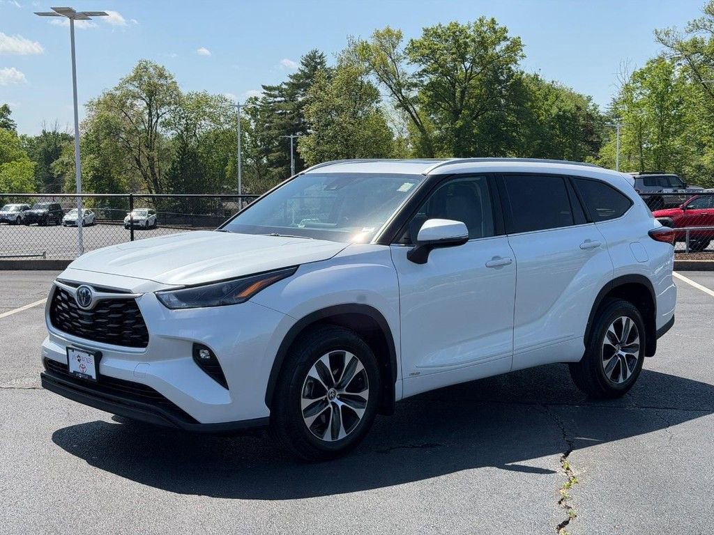 Used 2022 Toyota Highlander XLE AWD/4WD image 9