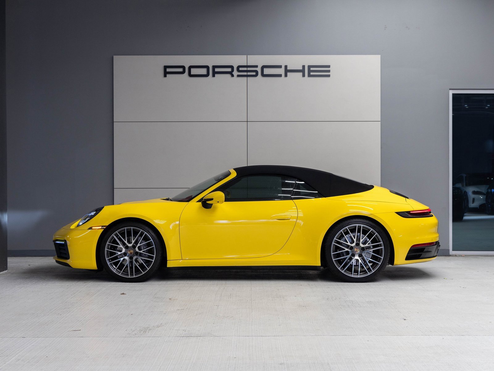 Used 2023 Porsche 911 Carrera image 2