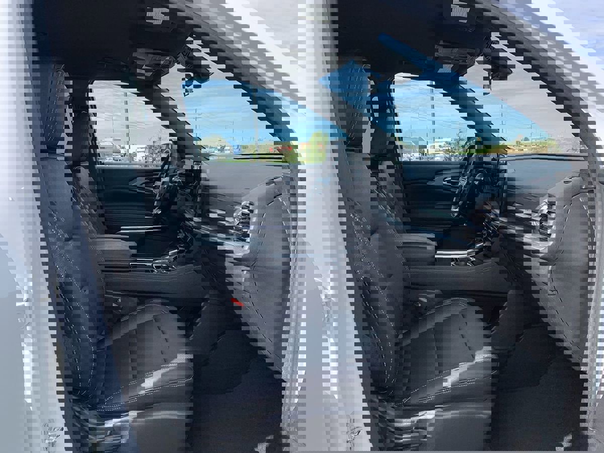 Used 2025 Chevrolet Traverse LT image 32