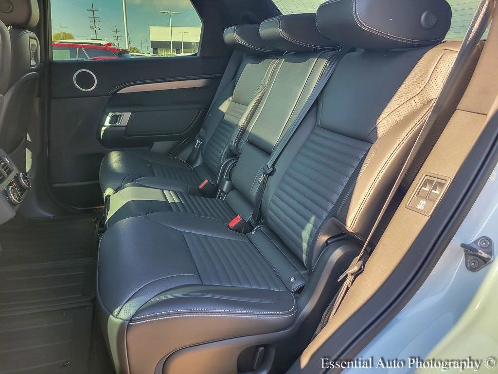 Used 2024 Land Rover Discovery Dynamic SE image 12
