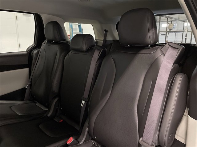 Used 2024 Kia Carnival LX image 17