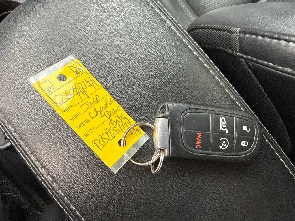 Used 2019 Jeep Cherokee Limited AWD/4WD image 34