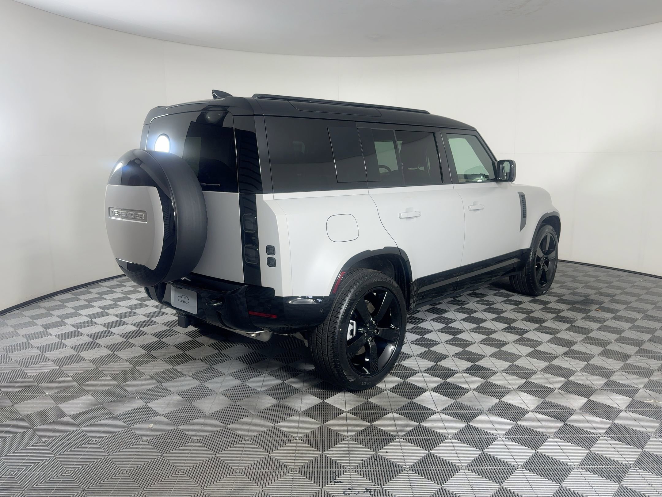 New 2026 Land Rover Defender 110 X-Dynamic SE image 10