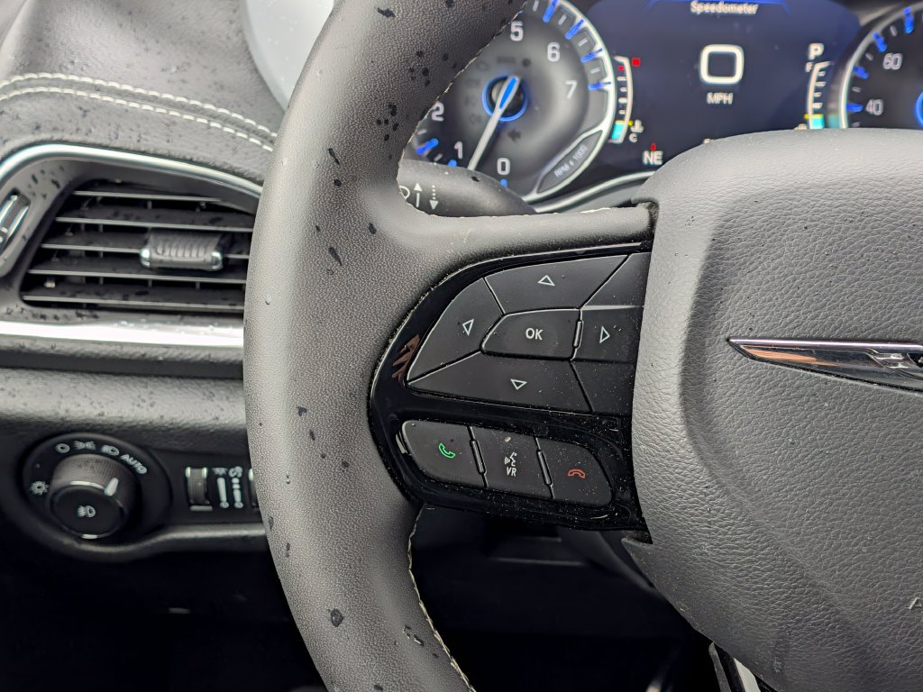 Used 2025 Chrysler Pacifica Limited FWD image 33