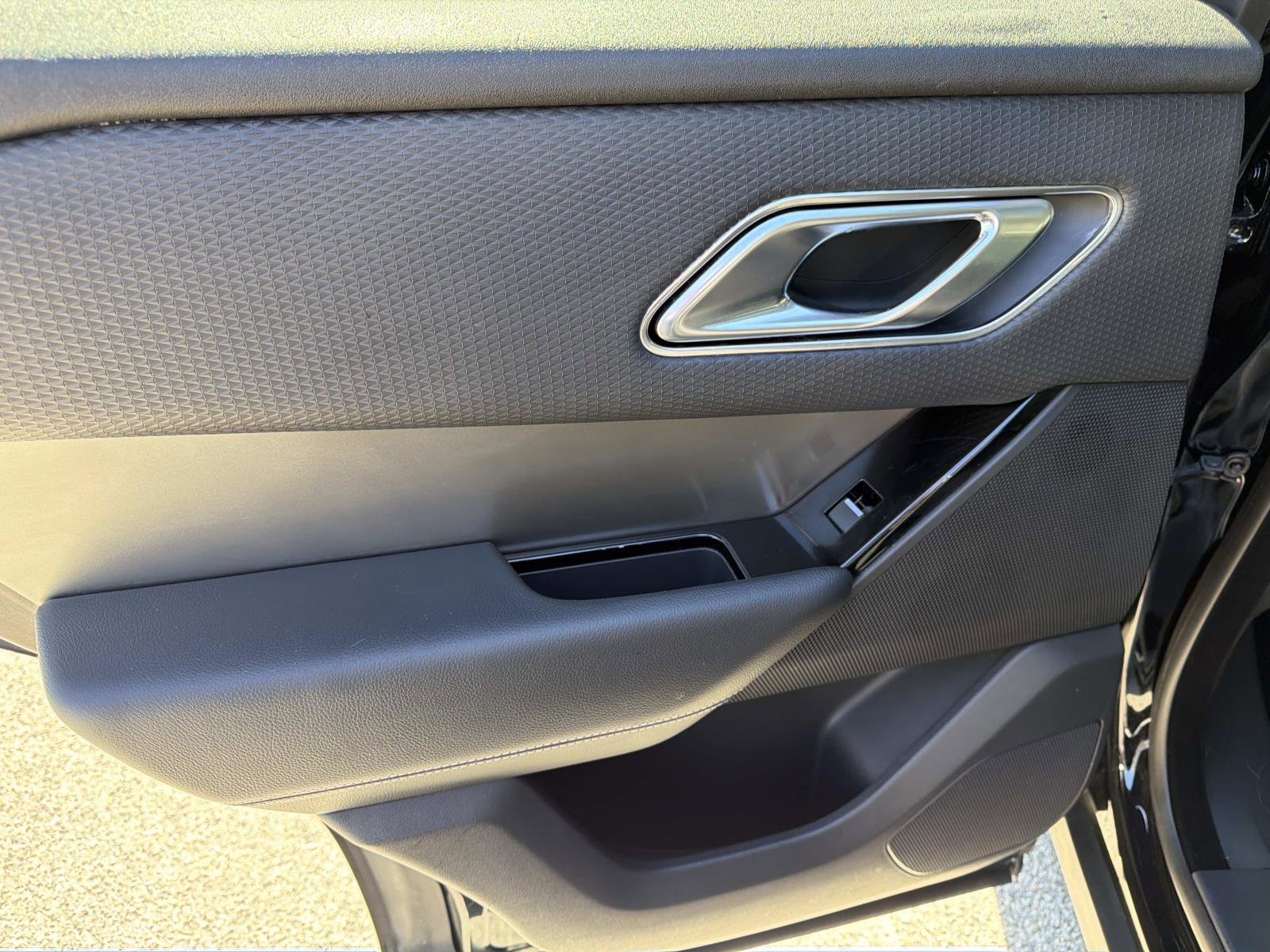 Used 2019 Land Rover Range Rover Velar S image 11