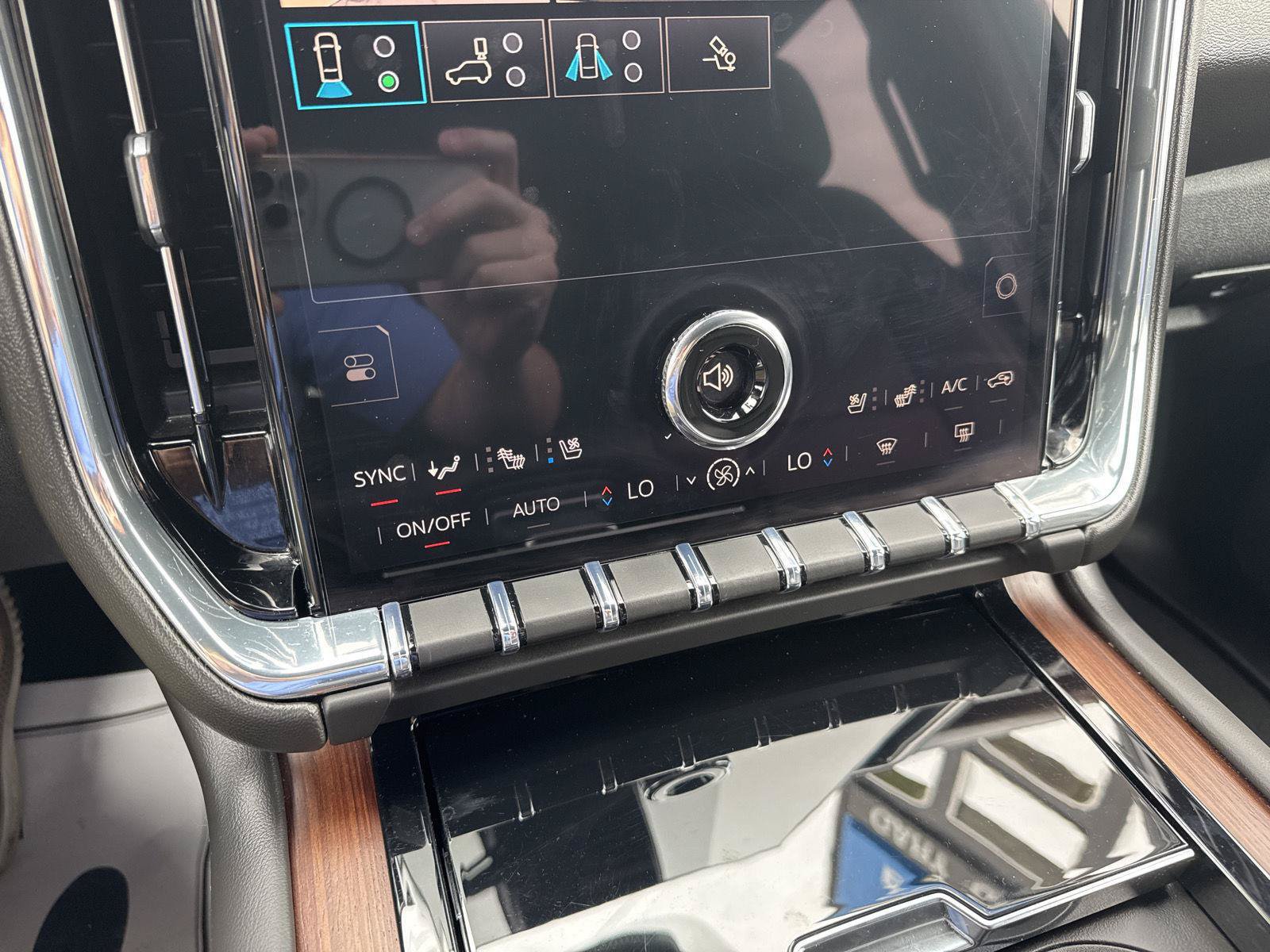 Used 2025 GMC Yukon XL Denali AWD/4WD image 23