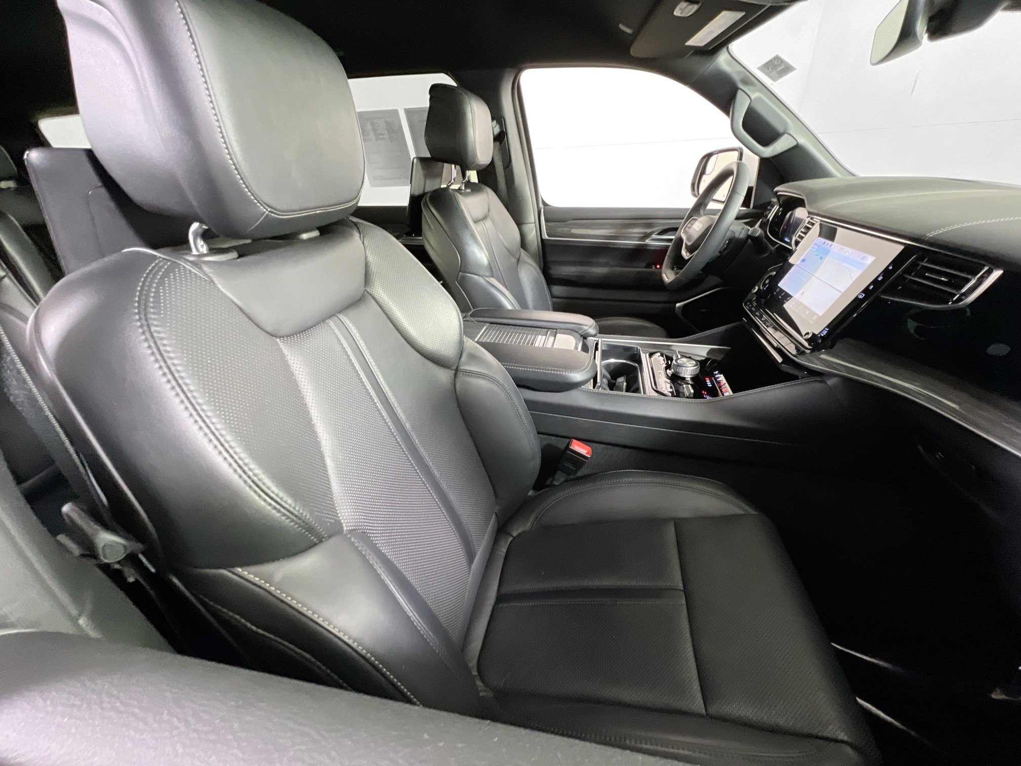 Used 2022 Jeep Wagoneer Series III w/ Rear Seat Video Group 1 image 29