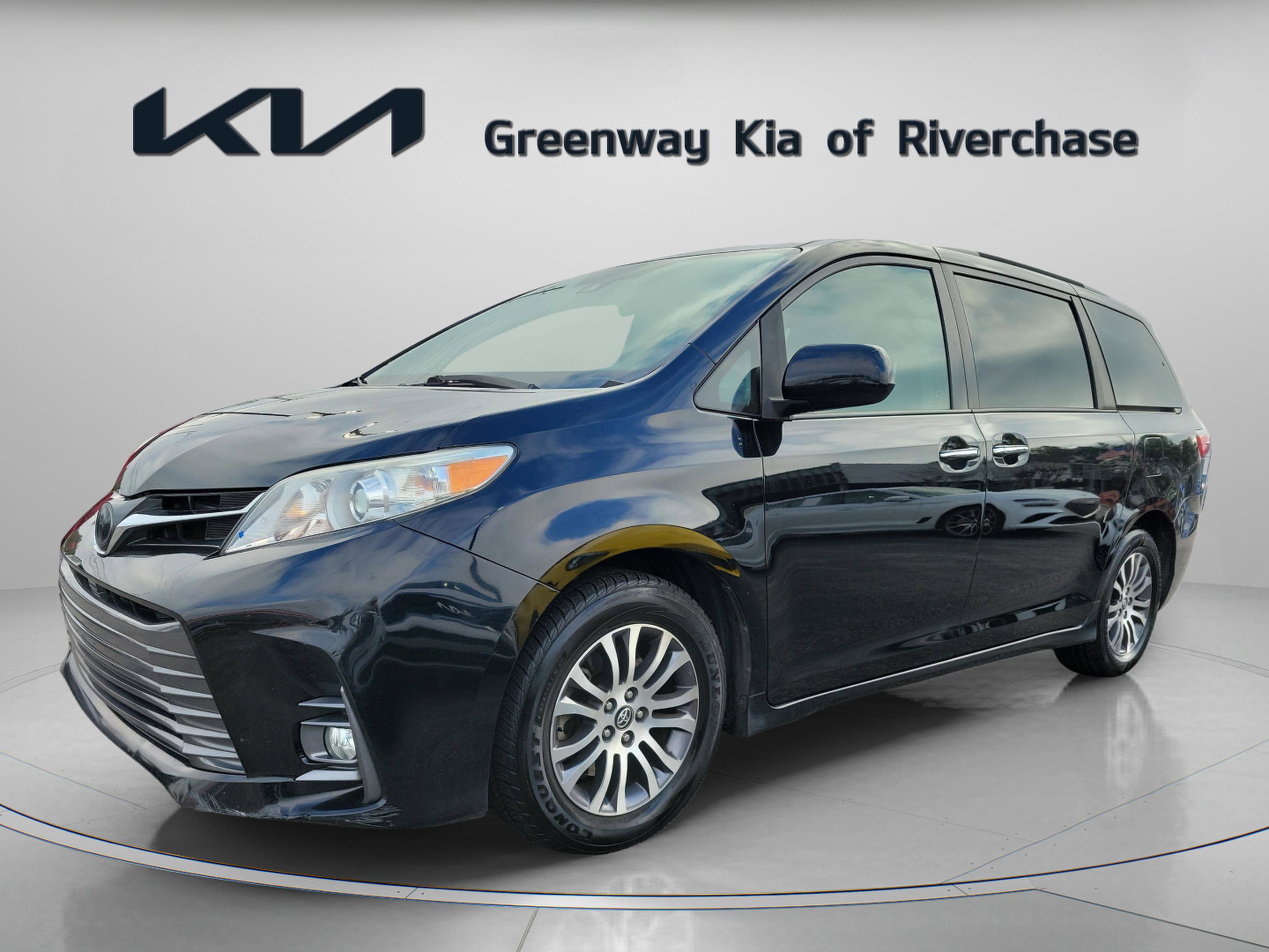 Used 2020 Toyota Sienna XLE image 3