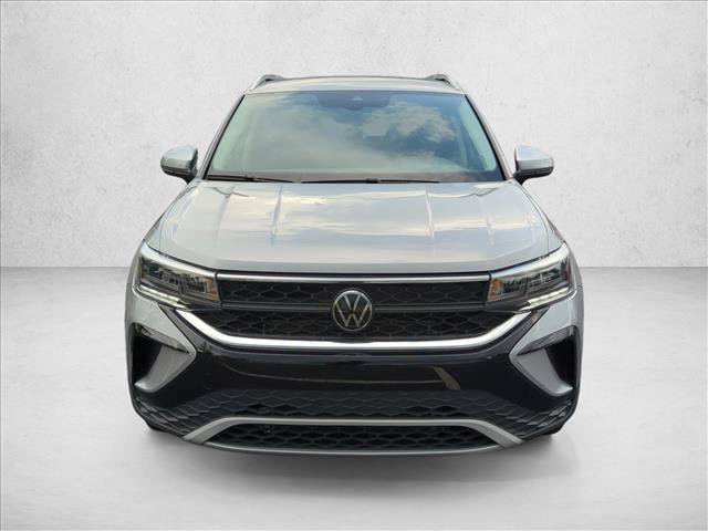 Used 2023 Volkswagen Taos SE FWD image 2