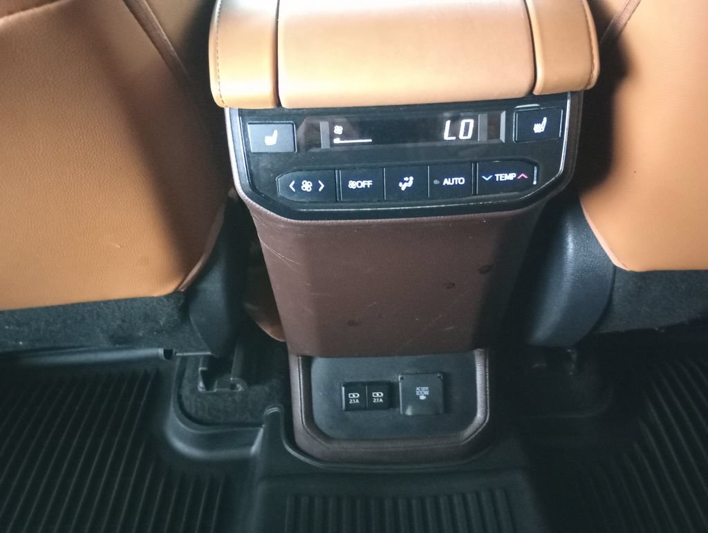 Used 2021 Toyota Highlander Platinum FWD image 22