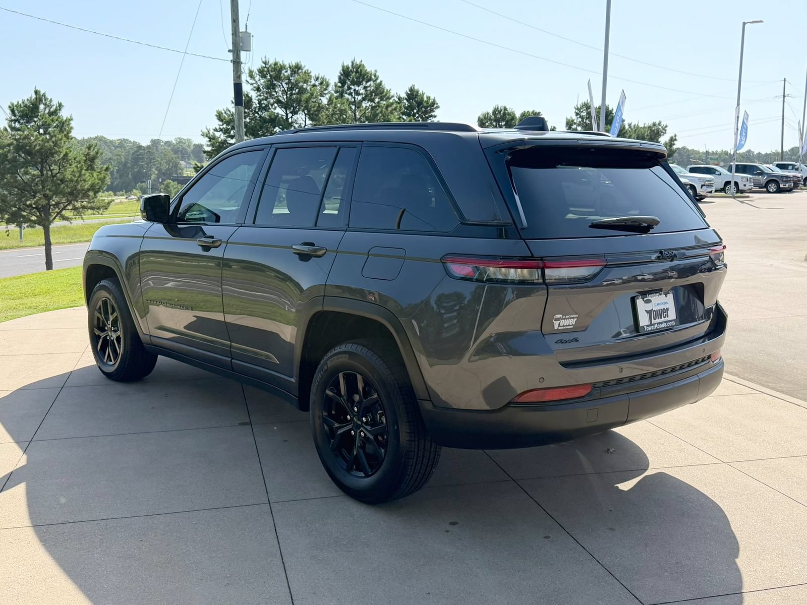 Used 2025 Jeep Grand Cherokee Altitude AWD/4WD image 4