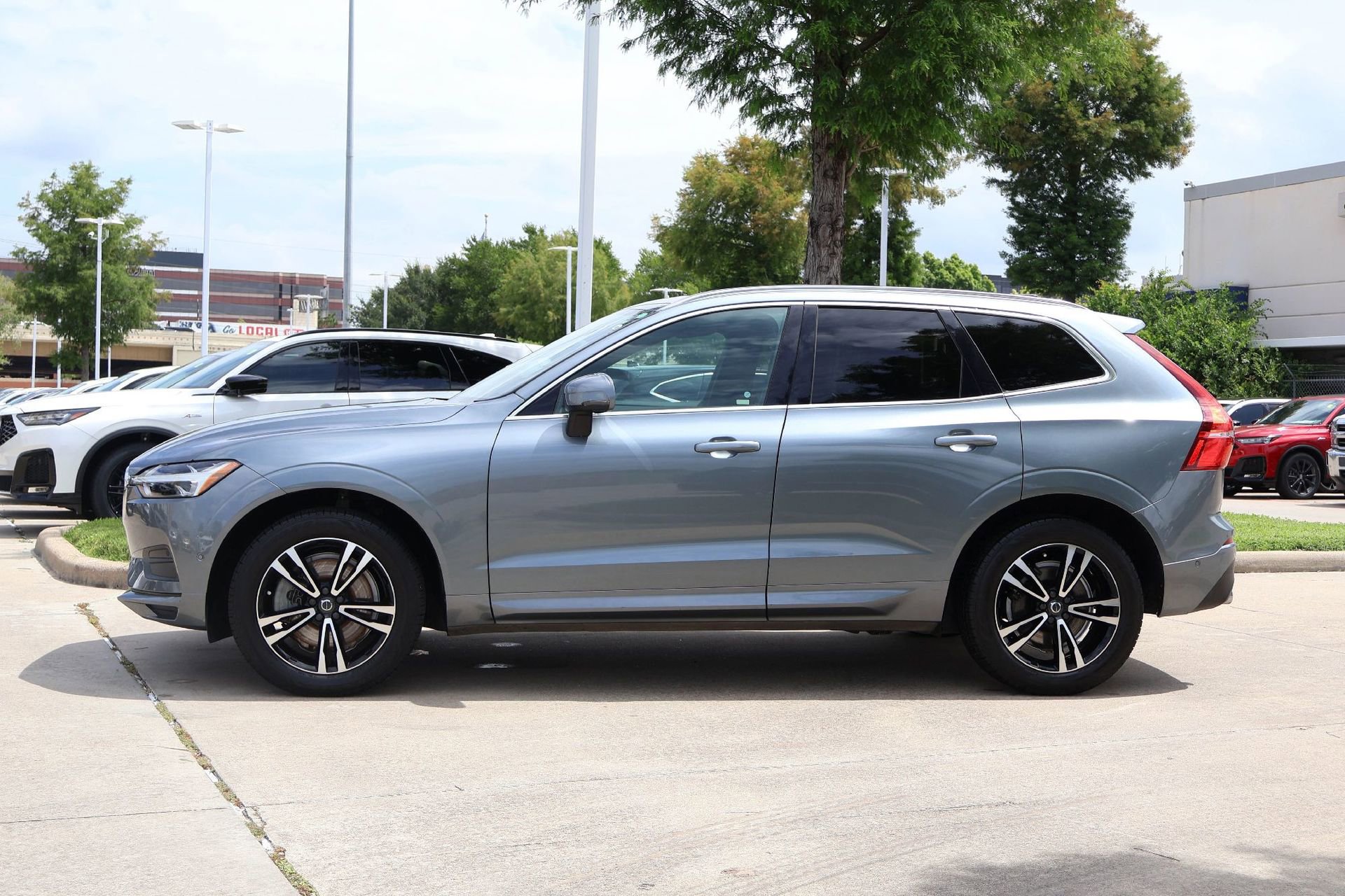 Used 2018 Volvo XC60 T6 Momentum w/ Vision Package AWD/4WD image 3