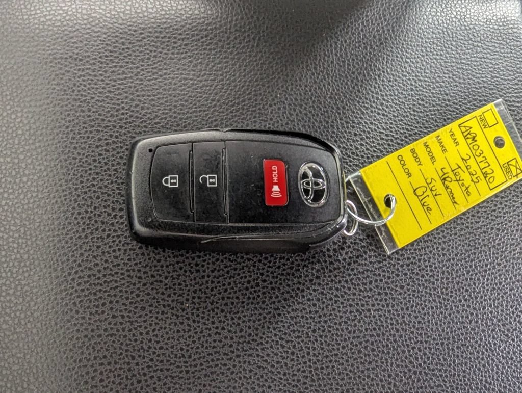 Used 2025 Toyota 4Runner SR5 AWD/4WD image 30