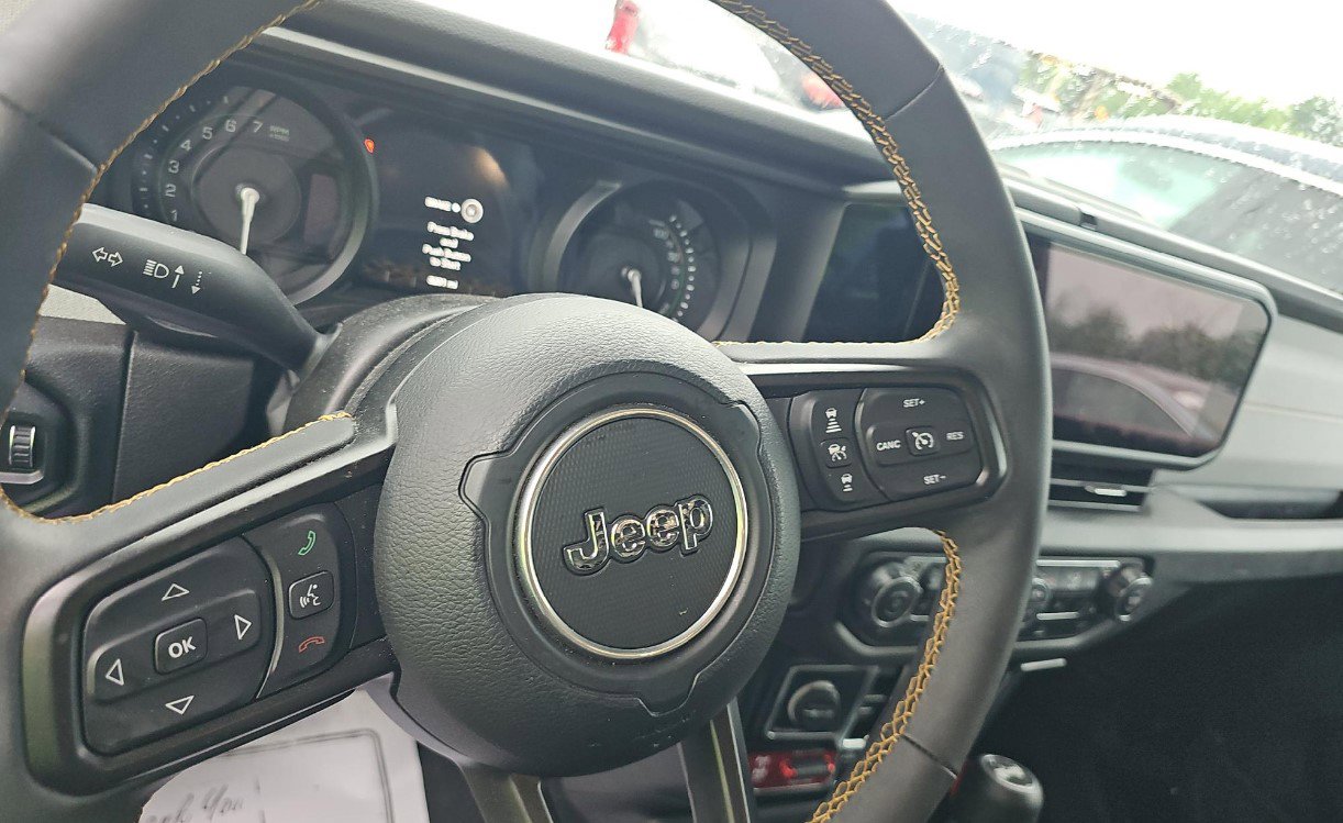 Used 2024 Jeep Wrangler Unlimited AWD/4WD image 8