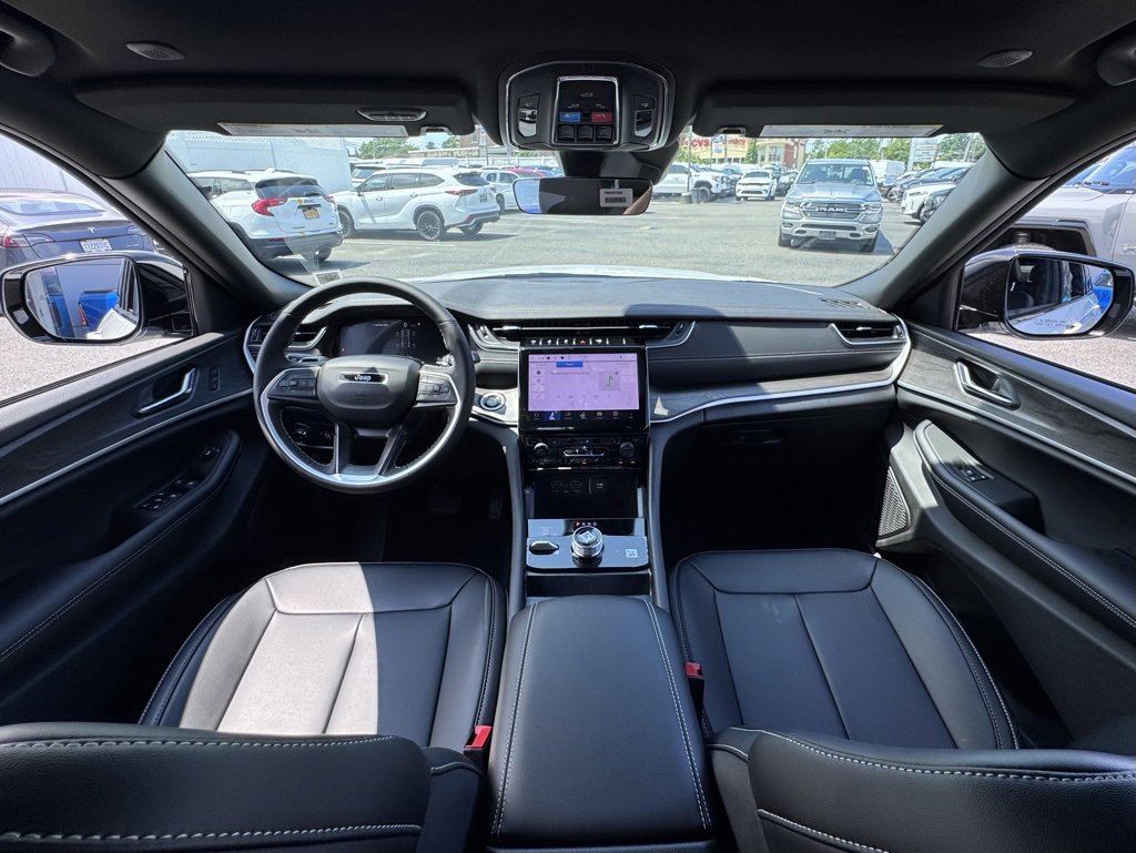 New 2025 Jeep Grand Cherokee Limited w/ Black Appearance Package image 24