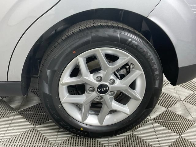 Used 2025 Kia Soul LX w/ LX Technology Package FWD image 9