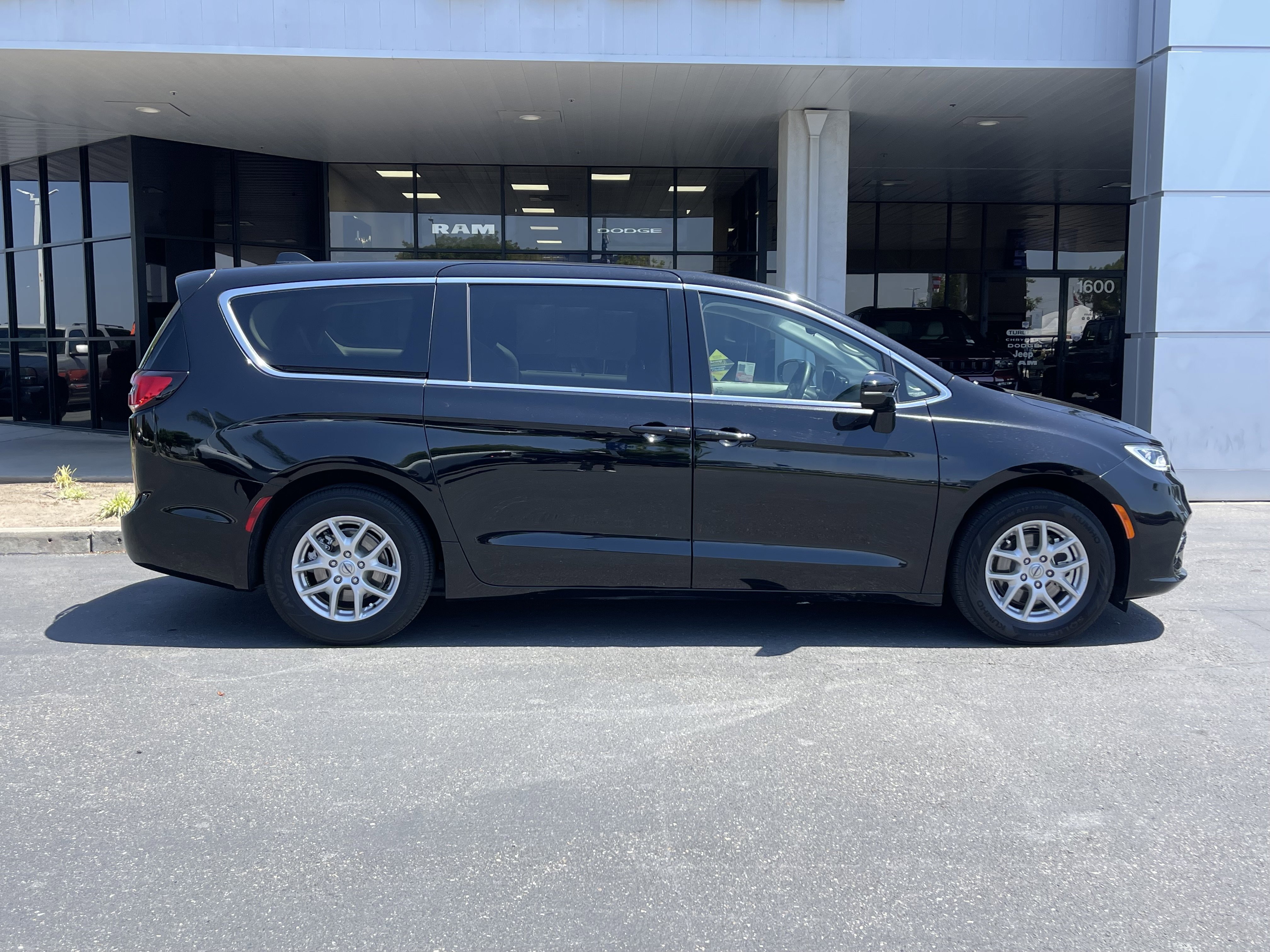 Used 2024 Chrysler Pacifica Touring-L FWD image 8