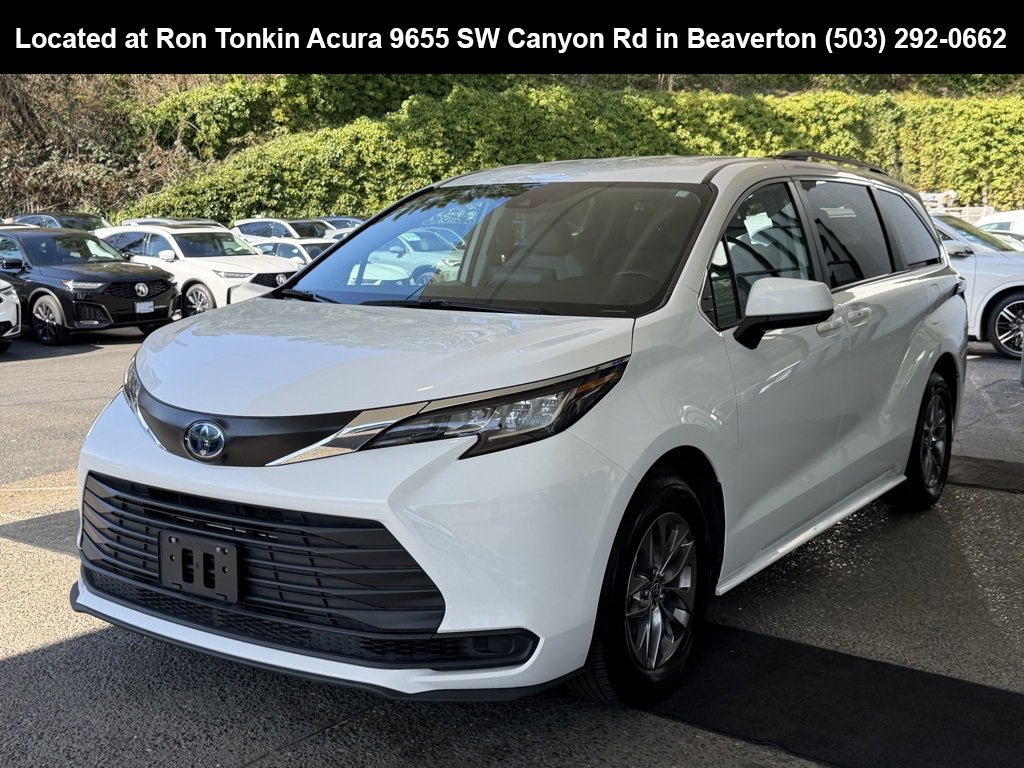 Used 2023 Toyota Sienna LE image 4