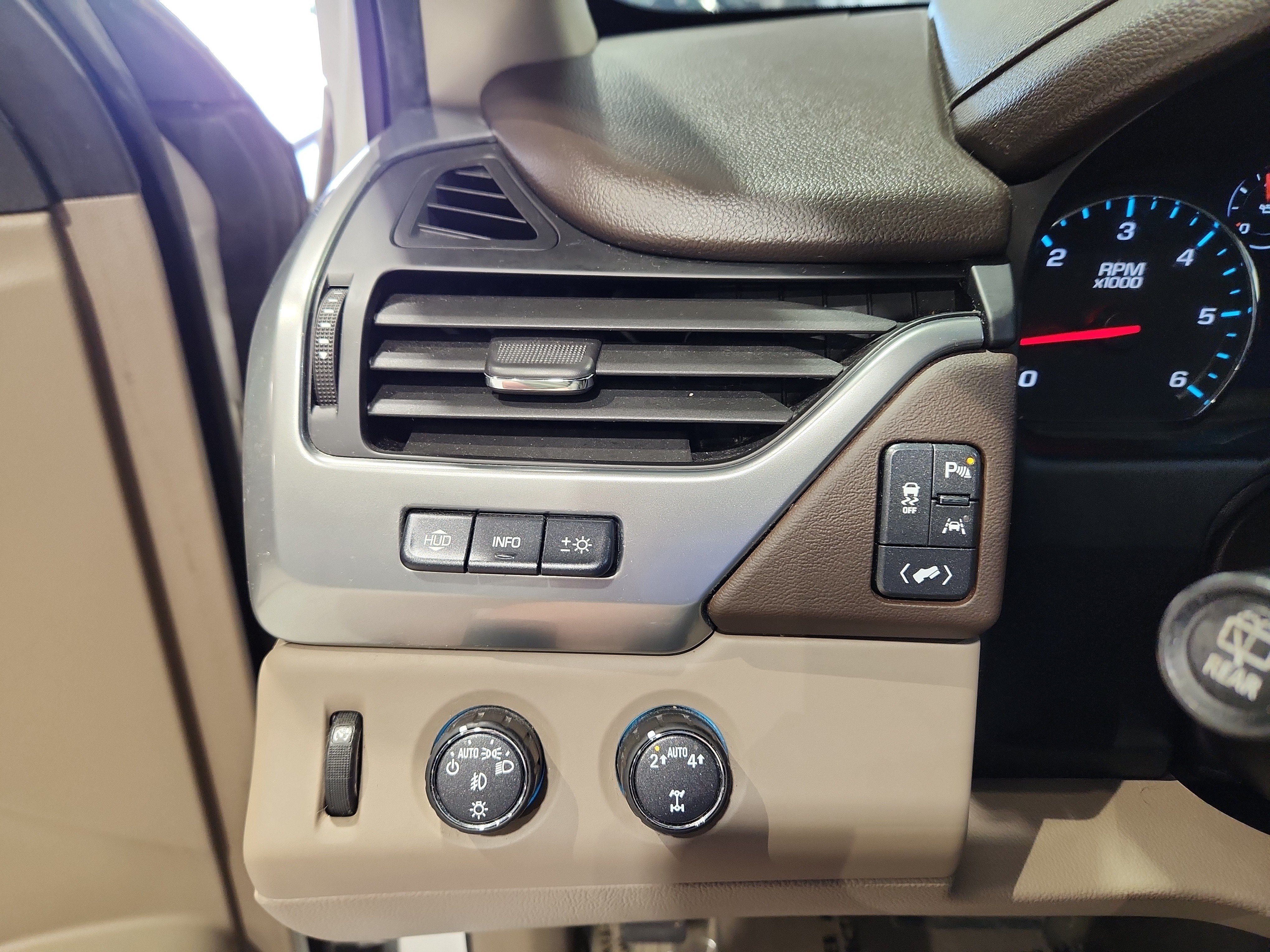 Used 2018 Chevrolet Suburban Premier AWD/4WD image 14