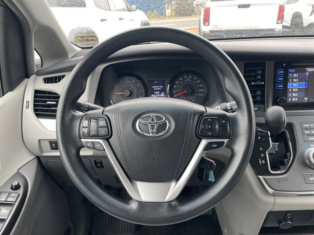 Used 2017 Toyota Sienna LE image 10