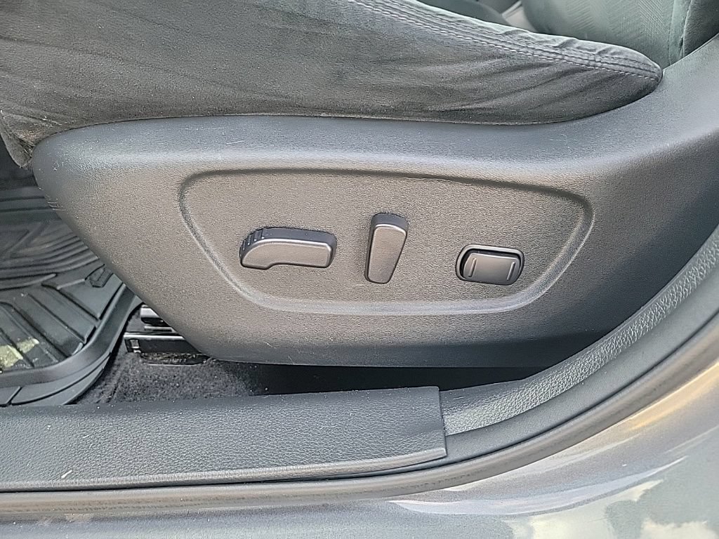 Used 2016 Nissan Rogue SV AWD/4WD image 18