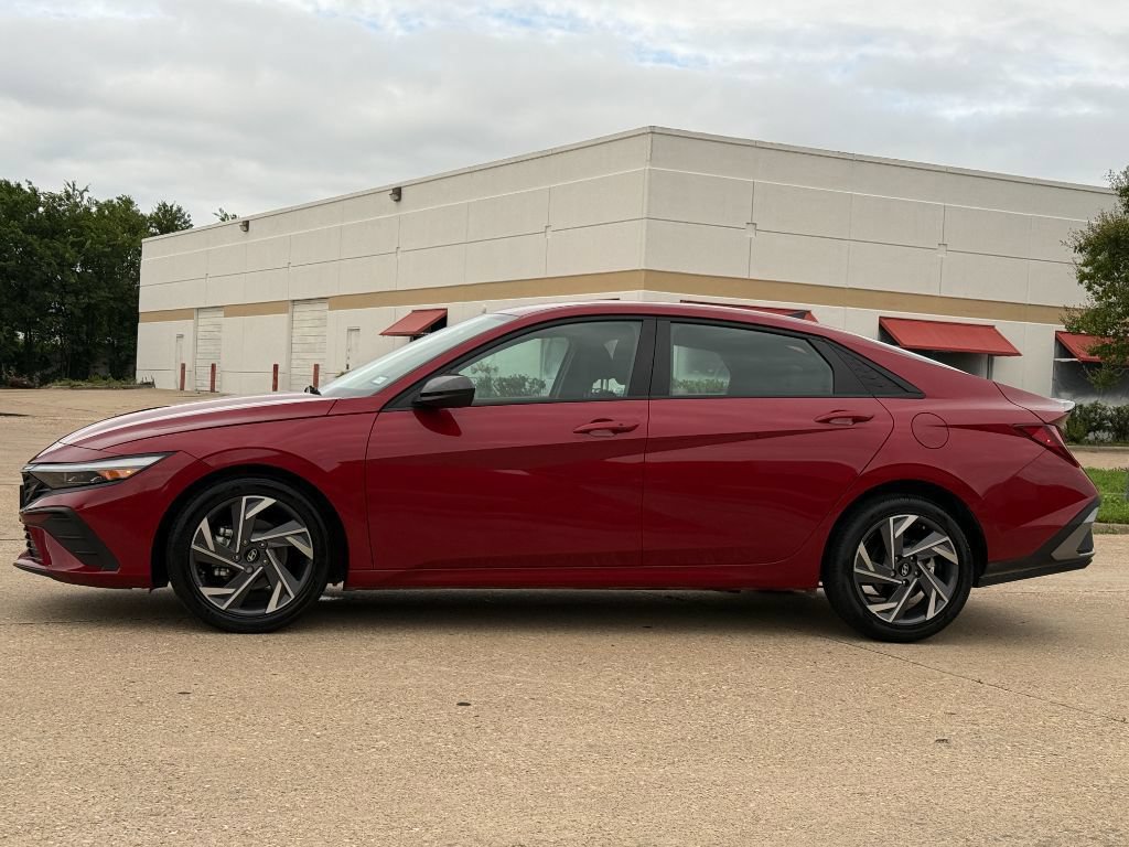 Used 2025 Hyundai Elantra Sport FWD image 4