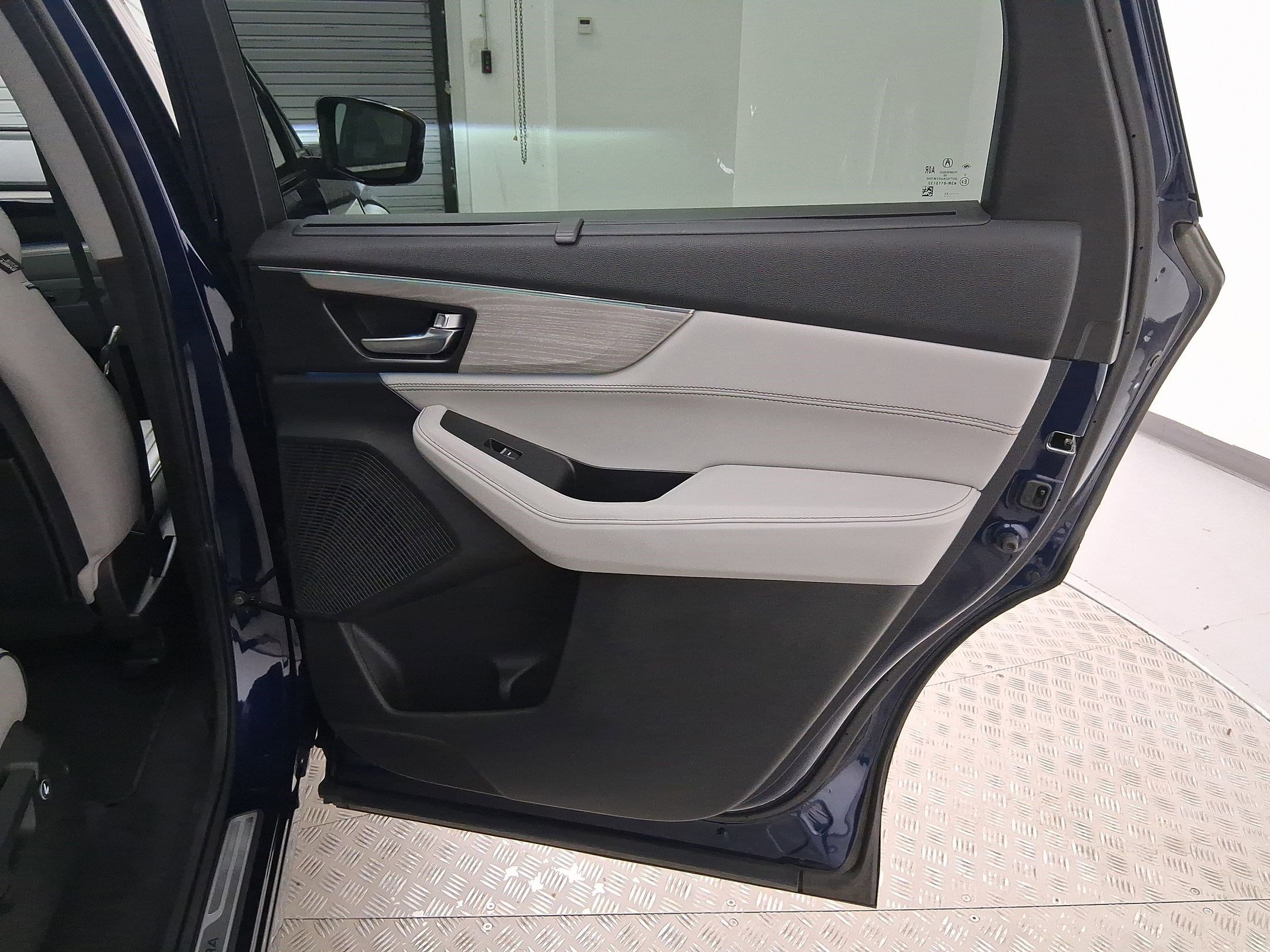 Used 2023 Acura MDX SH-AWD w/ Advance Package image 32