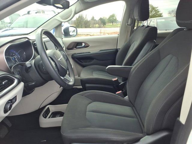 Used 2023 Chrysler Voyager LX image 22