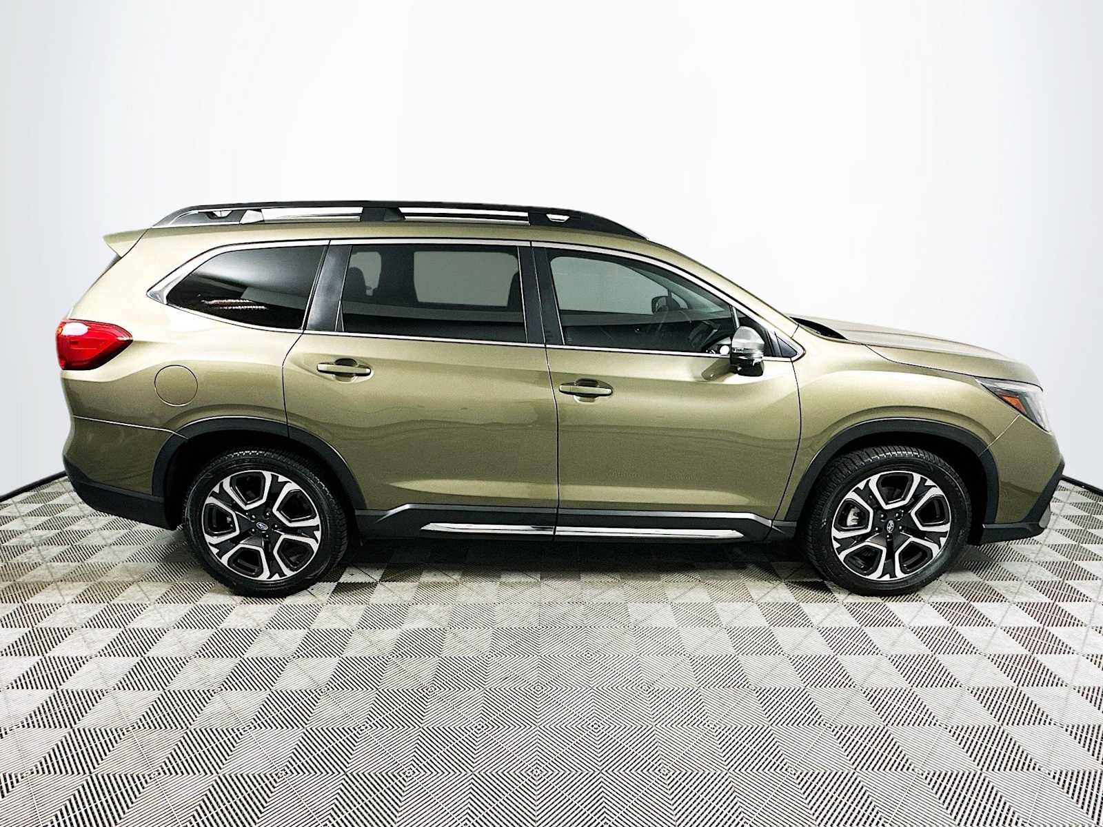 Used 2023 Subaru Ascent Limited w/ Technology Package AWD/4WD image 8