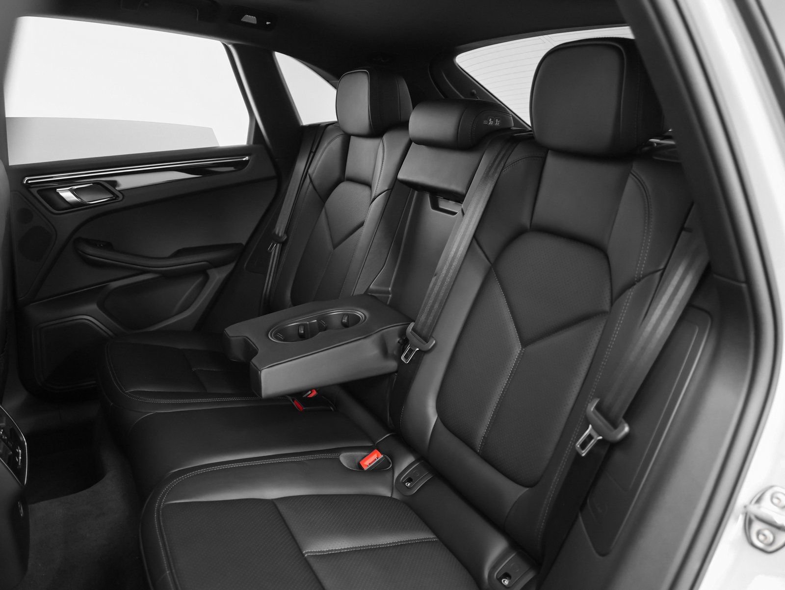 Certified 2026 Porsche Macan AWD/4WD image 36