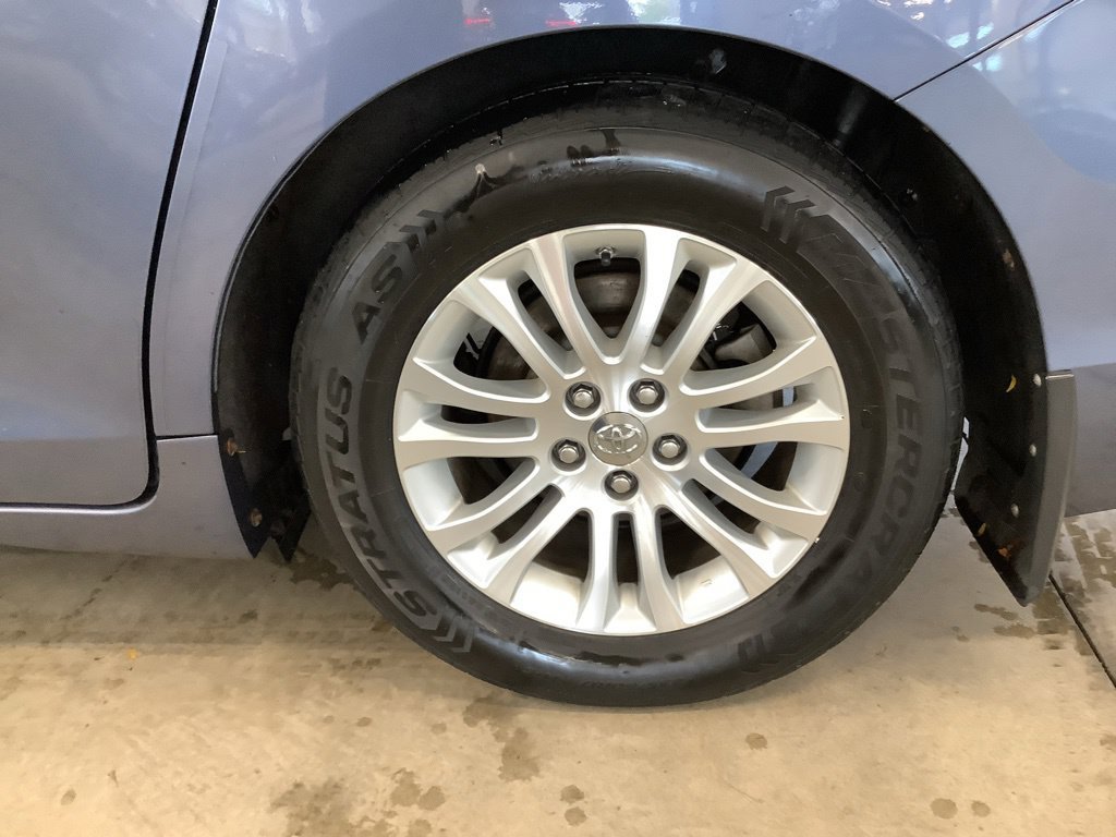 Used 2015 Toyota Sienna XLE FWD image 25
