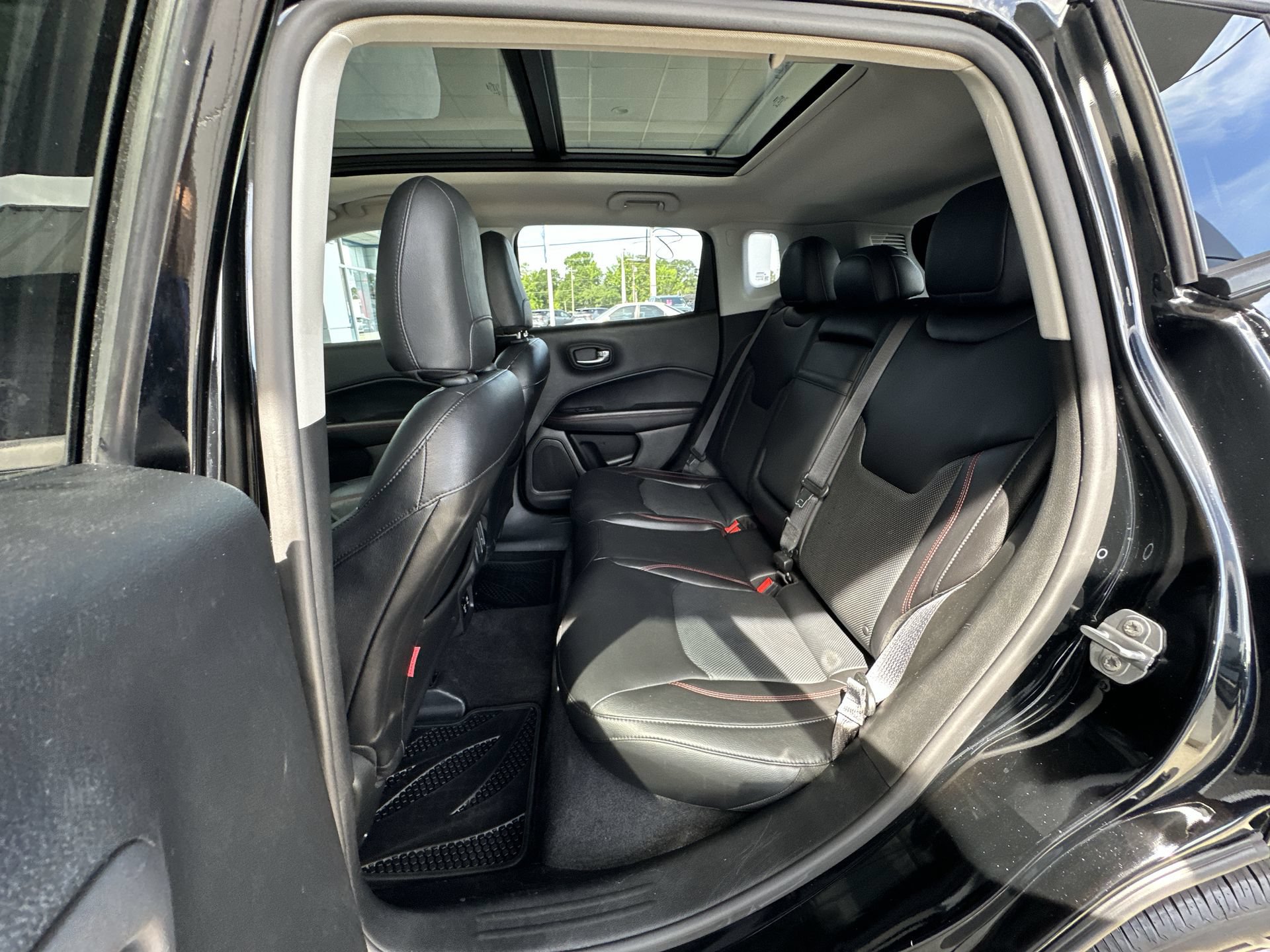 Used 2017 Jeep Compass Trailhawk w/ Leather Interior Group AWD/4WD image 24