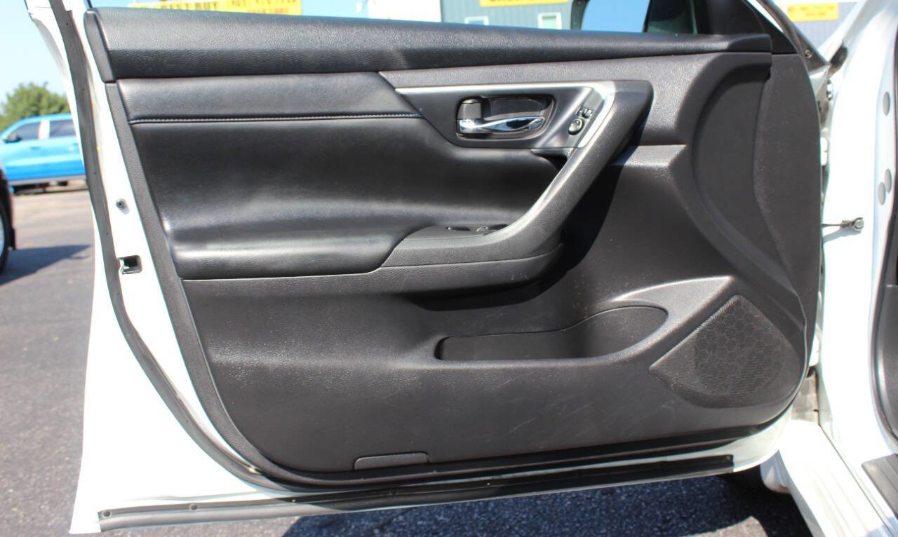 Used 2017 Nissan Altima 2.5 SR w/ Midnight Edition Package image 17