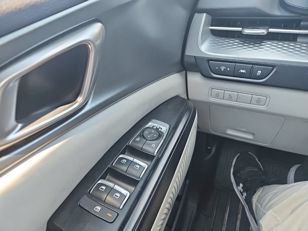 Used 2024 Kia Carnival LX FWD image 22