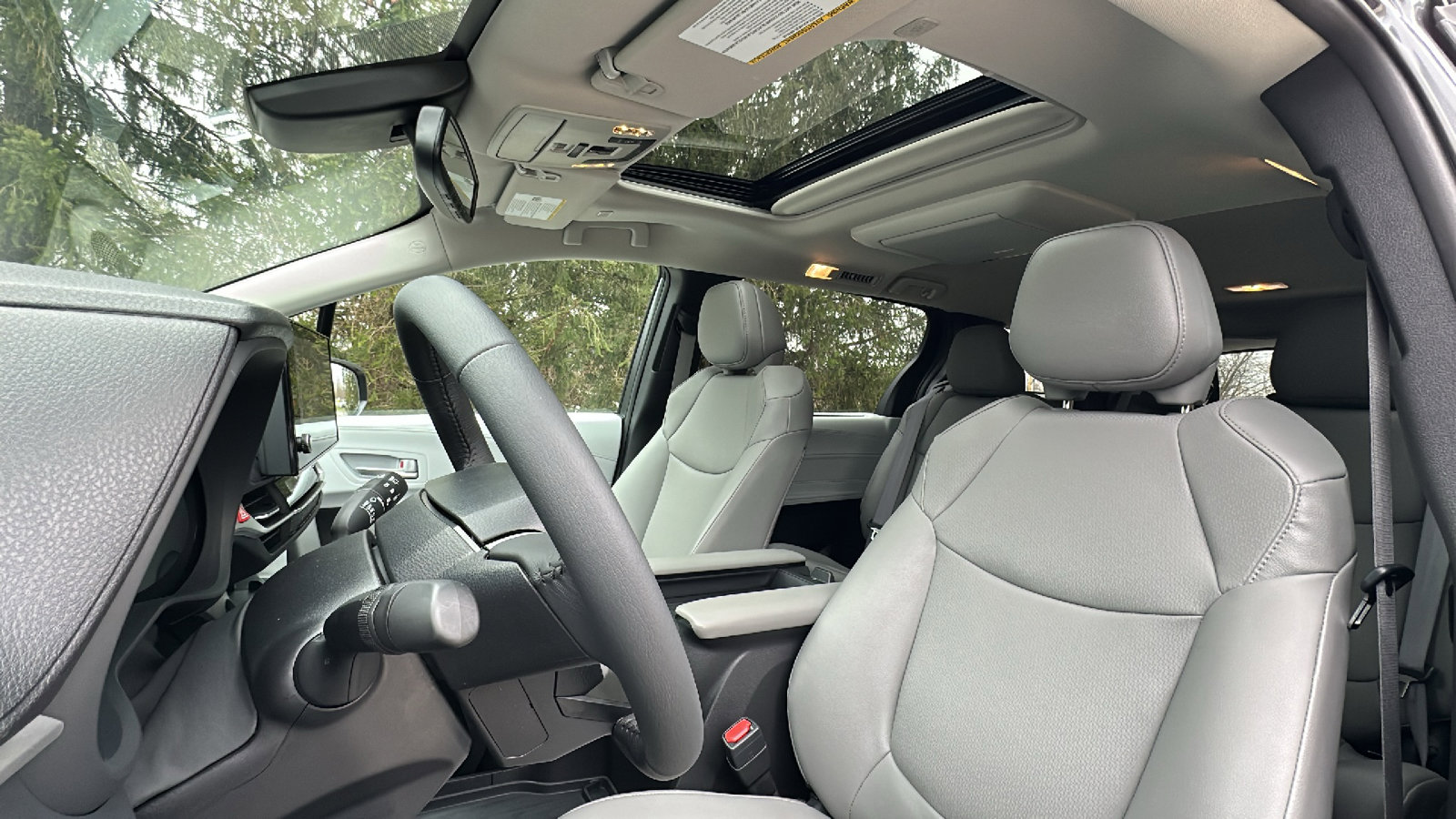 Used 2025 Toyota Sienna XLE w/ XLE Plus Package image 14