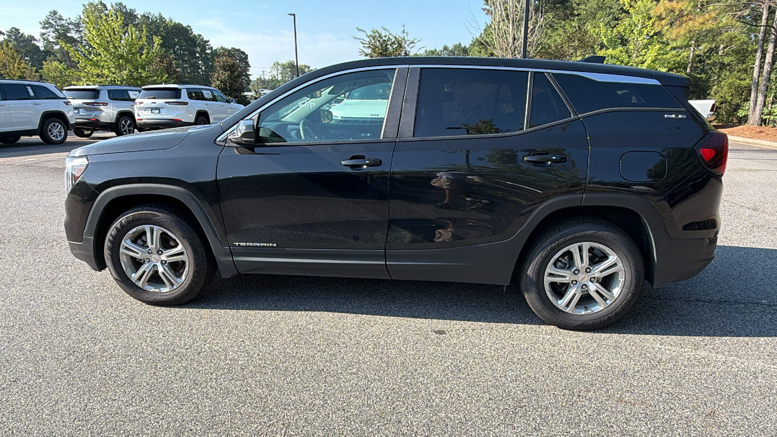 Used 2024 GMC Terrain SLE AWD/4WD image 11