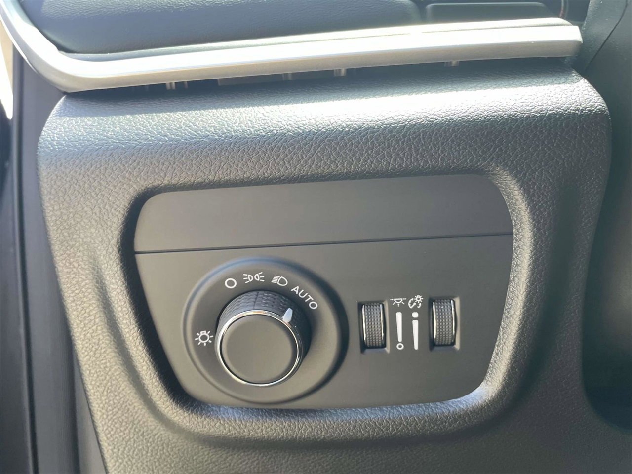 New 2025 Jeep Grand Cherokee L Laredo image 12