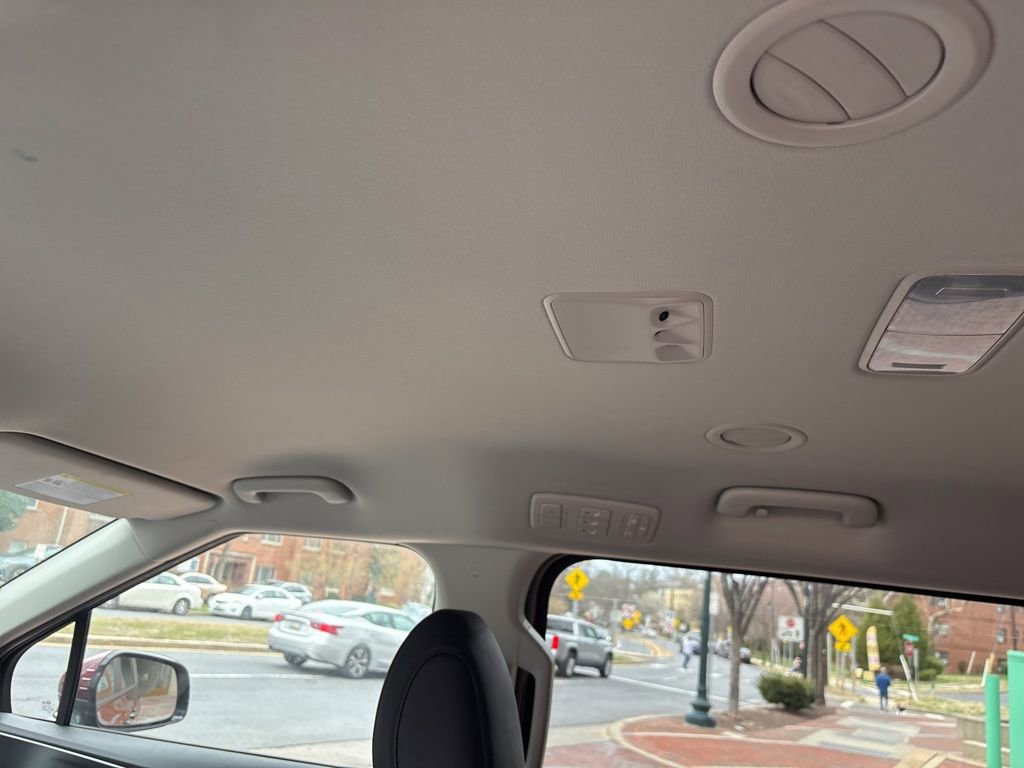 Used 2022 Kia Carnival LX image 12