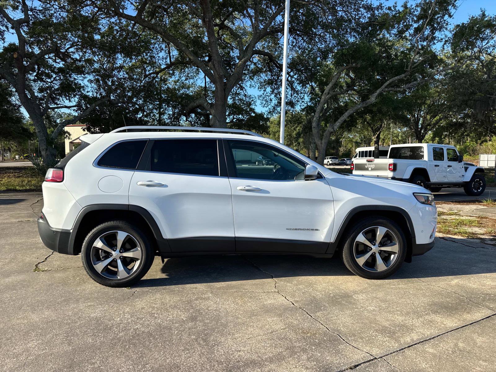 Certified 2021 Jeep Cherokee Limited w/ Elite Package image 2