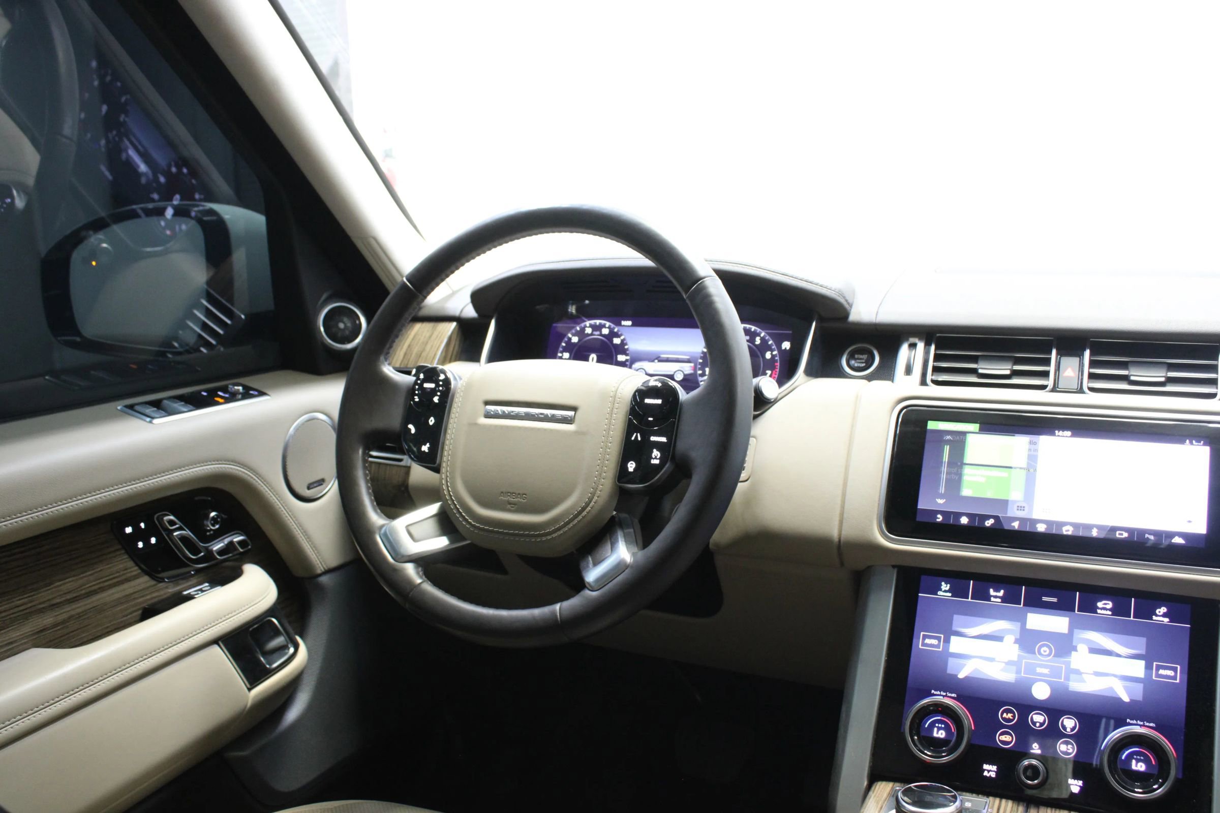 Used 2019 Land Rover Range Rover HSE image 16