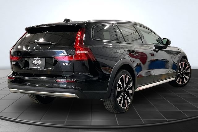 Certified 2025 Volvo V60 B5 Cross Country Ultra AWD/4WD image 3