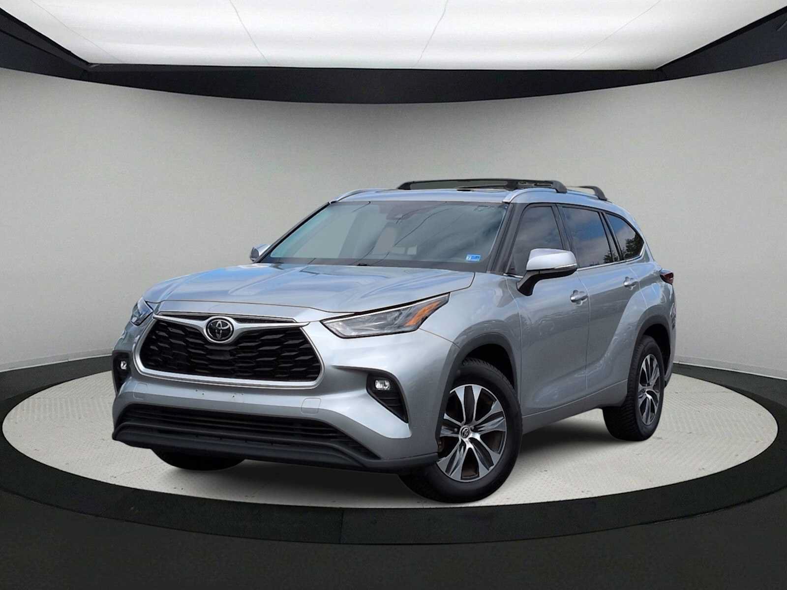 Used 2021 Toyota Highlander XLE FWD image 1