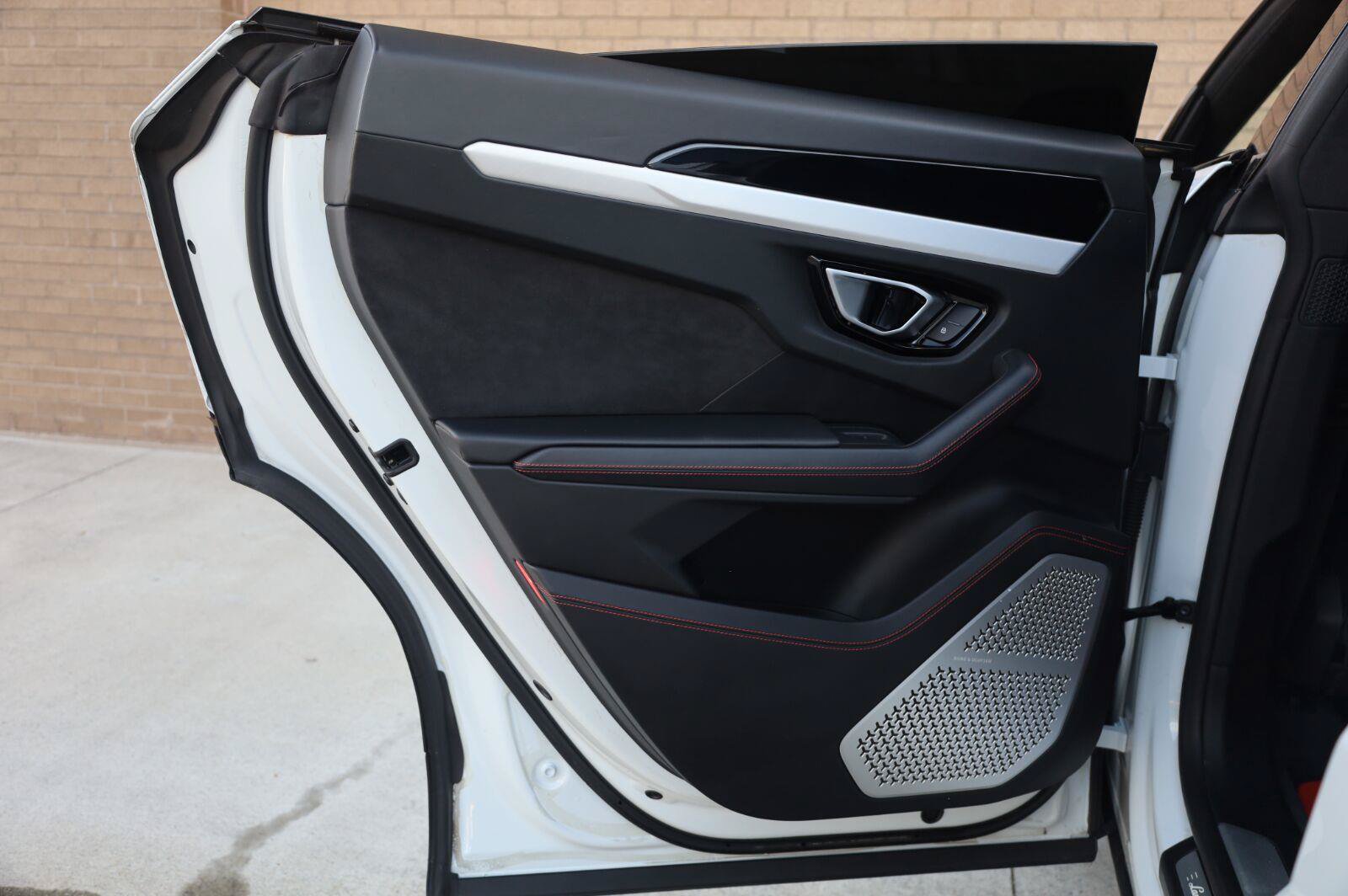 Used 2019 Lamborghini Urus AWD/4WD image 24